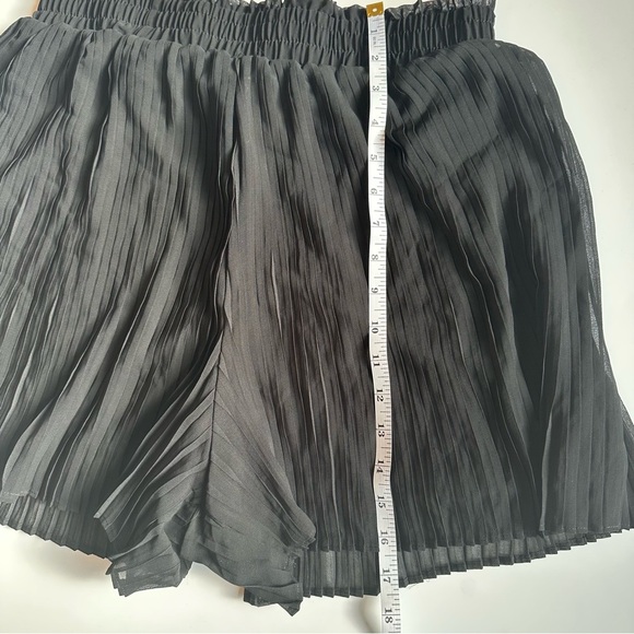 Available by Angela Women’s Black Pleated Flowy Shorts Size L NWT Built-In Liner - Picture 6 of 7